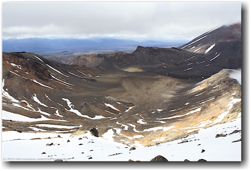 tongariro alpine crossing track: blick vom mount tongariro in den south crater