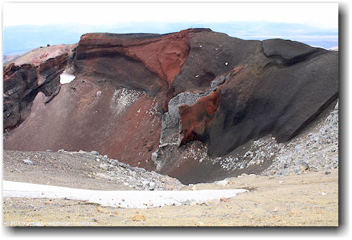 tongariro alpine crossing track: red crater