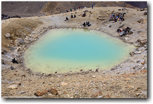 tongariro alpine crossing track: blick vom red crater auf einen der emerald lakes