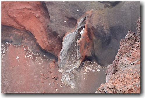 tongariro alpine crossing track: schlot im red crater