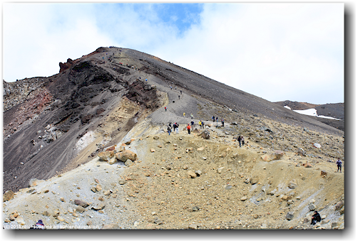 tongariro alpine crossing track: steiler pfad am rand des red crater