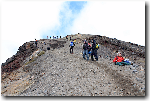 tongariro alpine crossing track: steiler pfad am rand des red crater