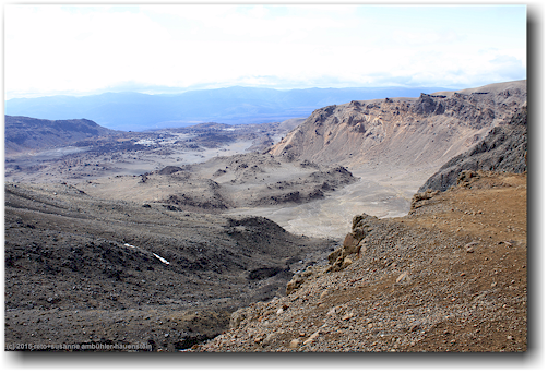 tongariro alpine crossing track: blick in den south crater