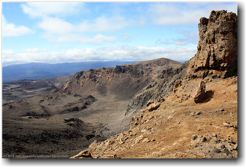 tongariro alpine crossing track: blick in den south crater