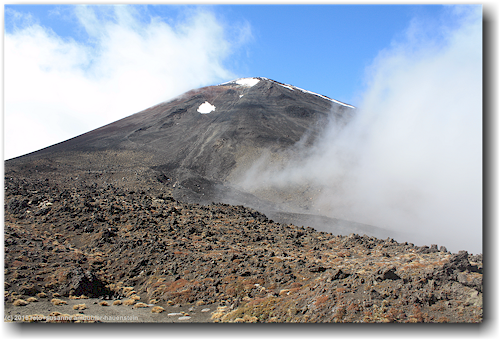 tongariro alpine crossing track: blick vom rand des south crater richtung mount ngauruhoe