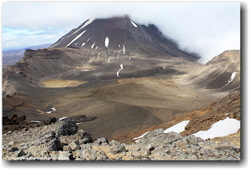 tongariro alpine crossing track: south crater und mount ngauruhoe