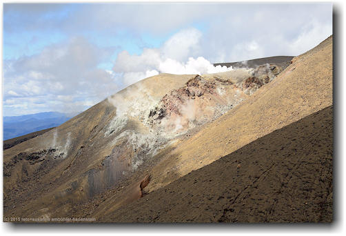tongariro alpine crossing track: sulphur lagoon