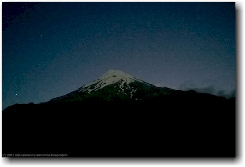 mount taranaki bei sternenklarer nacht