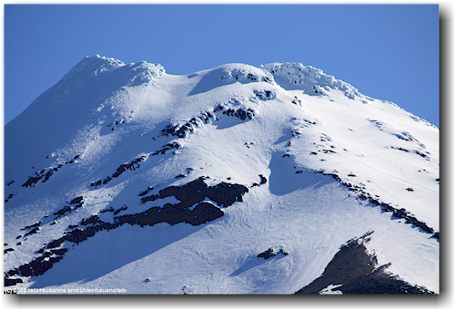 schneebedeckte spitze des mount taranaki