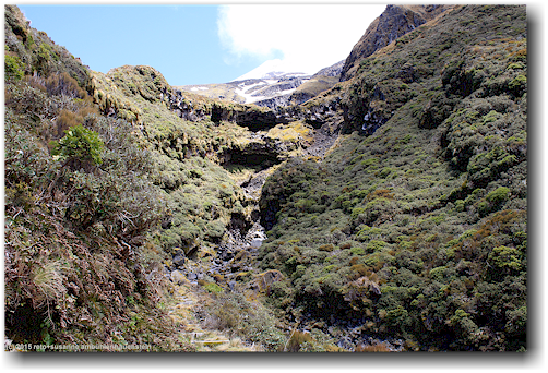 steiler und steiniger aufstieg am mount taranaki