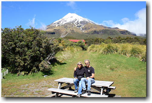 susanne und reto beim parkplatz des taranaki visitor center north mit mount taranaki im hintergrund