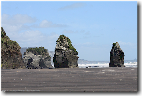 three sisters bei der muendung des tongaporutu river