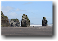 three sisters bei der muendung des tongaporutu river