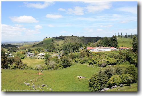 blick vom waitomo lookout auf den ort
