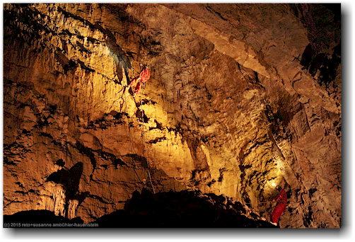 hoehlenforscher-puppen in der waitomo ruakuri cave