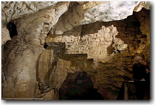 wand mit schichten in der waitomo ruakuri cave