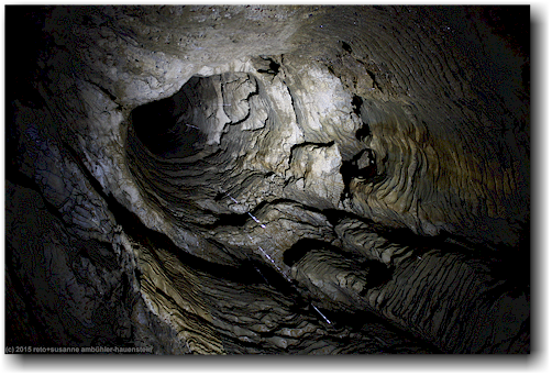 herunterfallende wassertropfen in einem schacht in der waitomo ruakuri cave