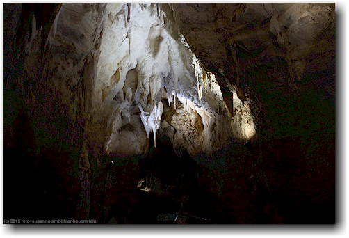 dekorationen in der waitomo ruakuri cave