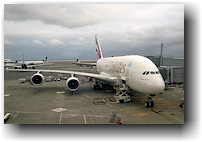 airbus A380 der emirates auf dem flughafen in auckland