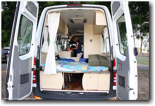 heck mit doppelbett unseres mercedes campervan von apollo