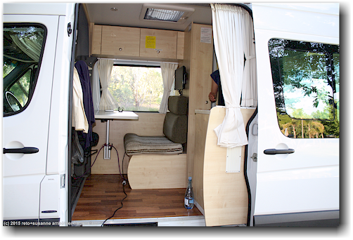 esstisch unseres mercedes campervan von apollo