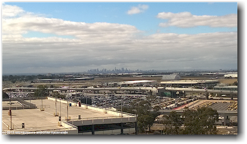 blick aus dem hotelzimmer des parkroyal auf die skyline von melbourne