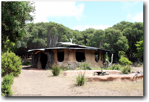 huette mit artifakten der aborigins bei cape otway