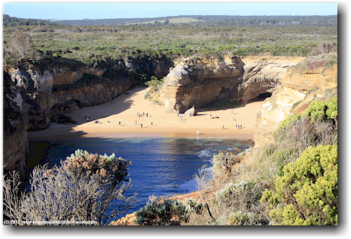 bucht mit gesteinsformationen an der kueste bei loch ard gorge