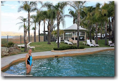 susanne im pool auf dem boathaven holiday park big4 bei ebden