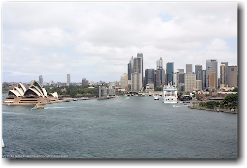blick von der sydney harbour bridge auf den hafen mit opera house und stadtzentrum