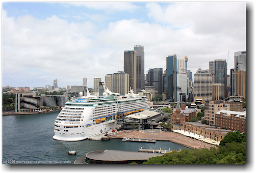 blick von der sydney harbour bridge auf den hafen mit kreuzfahrtschiff