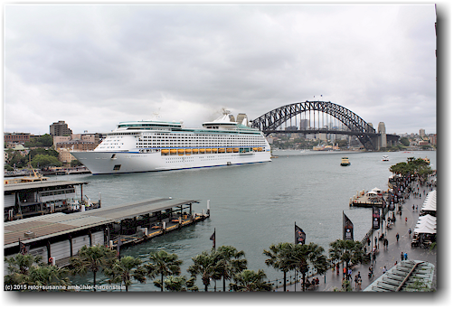 sydney harbour mit kreuzfahrtschiff und harbour bridge