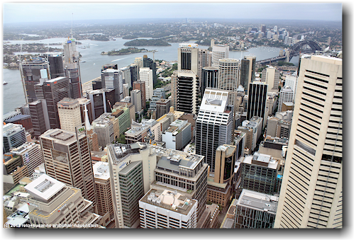 blick vom sydney tower eye richtung nordwesten zur harbour bridge