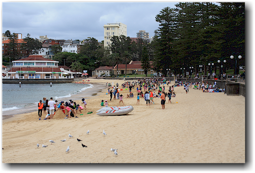 schulklassen am sandstrand bei manly