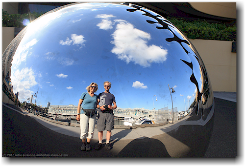 spiegelung in einer kugel im yachthafen in sydney woolloomooloo