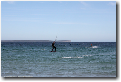 luftsprung eines kite-surfers in der jervis bay bei huskisson
