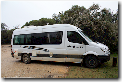 unser campervan auf dem parkplatz im ben boyd national park