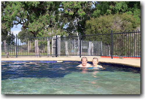 reto und susanne im schwimmingpool auf dem bairnsdale holiday park big4