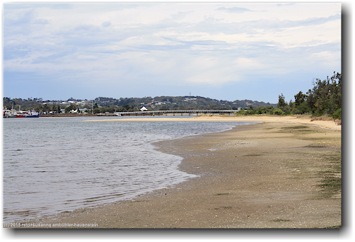 fussgaengerbruecke zwischen der main beach und dem lake tyers coastal reserve bei lakes entrance