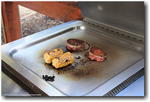 rindsfilet und maiskolben auf dem grill im bright holiday park big4