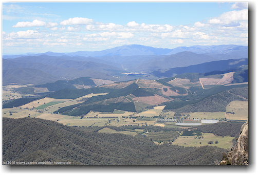 blick von "the chalet mount buffalo" in den mount buffalo national park und darueber hinaus