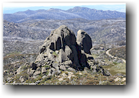 blick von "the hump" auf eine markante gesteinsformation im mount buffalo national park