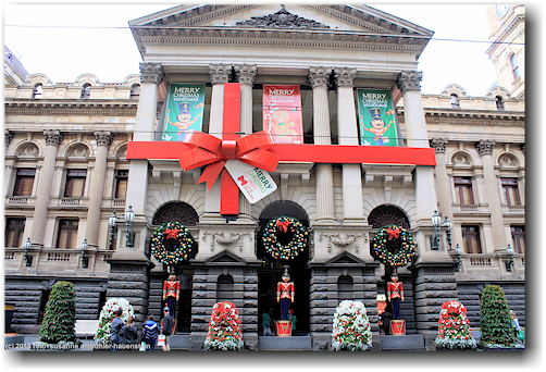 weihnaechtlich dekorierte city hall in melbourne