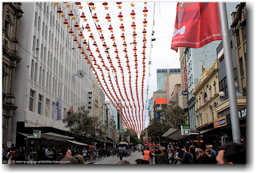 weihnachtsdekoration ueber der elizabeth street in melbourne