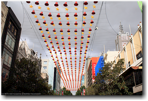 weihnachtsdekoration ueber der elizabeth street in melbourne