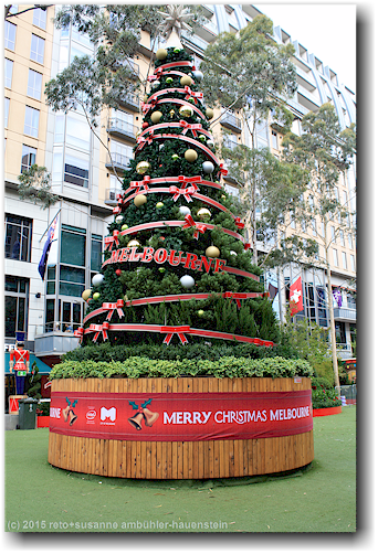 dekorierter weihnachtsbaum beim city square in melbourne