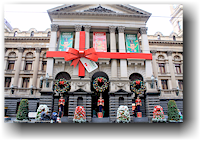 weihnaechtlich dekorierte city hall in melbourne