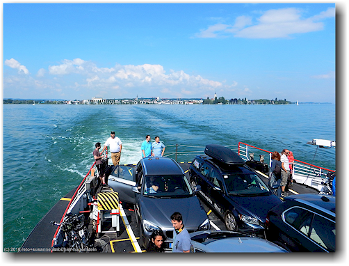 an bord der faehre von romanshorn, CH nach friedrichshafen, DE mit romanshorn im hintergrund