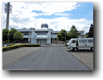 unser VW bus auf dem parkplatz beim motel kirchheim