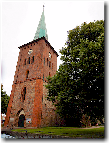 turm der kirche von neustadt in holstein